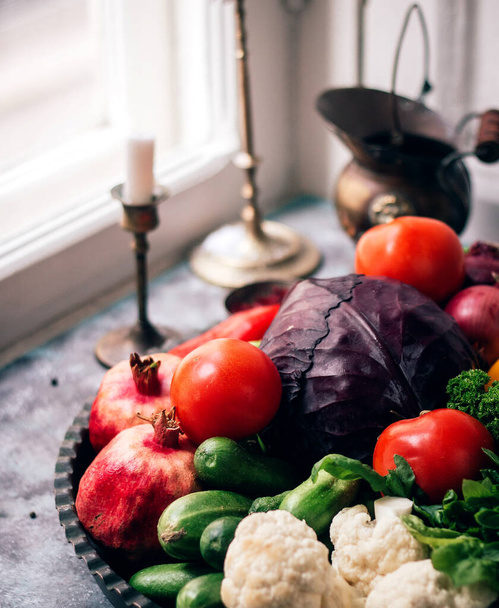 groenten en kruiden met granaatappel - Foto, afbeelding