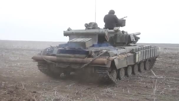 戦車、野外演習での軍用装甲車. - 映像、動画