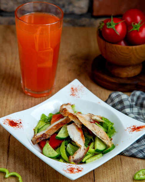salada de peito de frango frito com alface de tomate de pepino e fatias de pimentão verde
 - Foto, Imagem