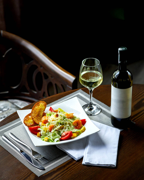 caesar salad with srimps and glass of wine - Foto, Imagen