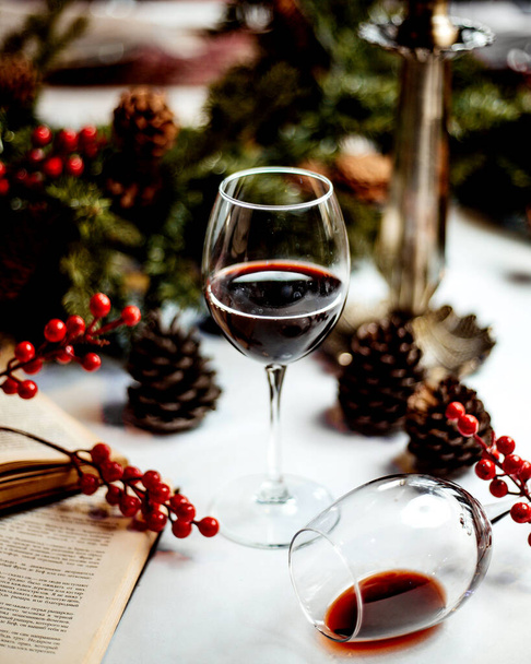 a glass of red wine and books - Foto, afbeelding