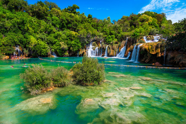 Groot strand en toeristische plaats met spectaculaire watervallen en schoon meer, Krka National Park, Sibenik, Dalmatië, Kroatië, Europa - Foto, afbeelding