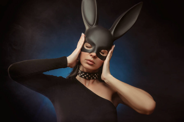 сексуальна дівчина в боді-костюмі і масці для кролика
 - Фото, зображення