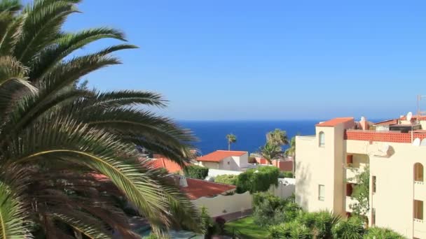 Casas de lujo con vistas al mar en el distrito Callao Salvaje. Adeje, isla de Tenerife. Este barrio es famoso por muchos turistas vienen aquí para pasar sus vacaciones y alquilar y comprar una propiedad
. - Metraje, vídeo