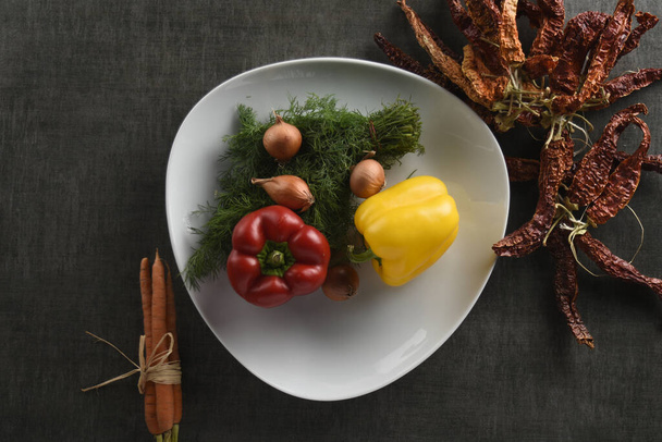 Gekleurde groenten Peper en uien Voedselvoorwerpen op achtergrond - Foto, afbeelding