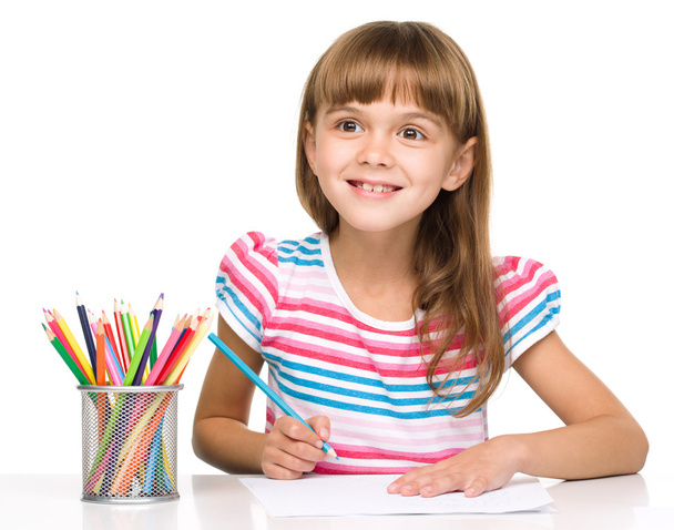 κοριτσάκι πλησιάζει χρήση μολύβια - Φωτογραφία, εικόνα