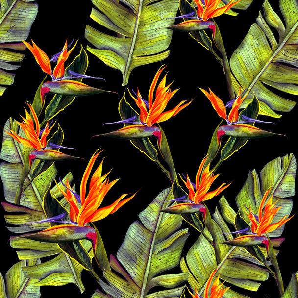 lustige nahtlose Tapete aus tropischen grünen Palmblättern und Strelitzia-Blumen auf schwarzem Hintergrund. Exotische Tapeten. Hintergrund für Drucke, Stoff, Tapete, Verpackung. - Foto, Bild