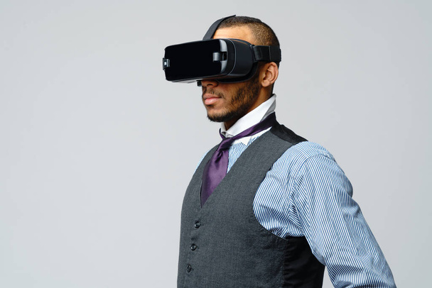 African-american Business man using a virtual reality VR headset - Foto, Imagen
