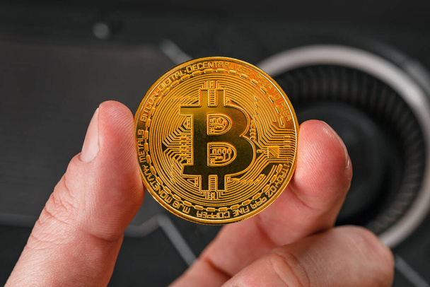 Primo piano della mano che tiene Bitcoin Crypto Moneta Valuta
 - Foto, immagini