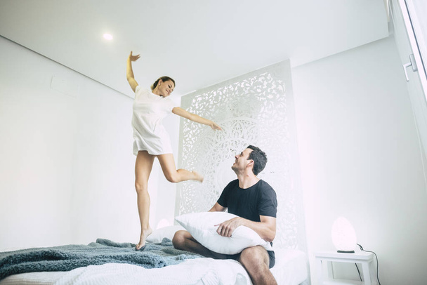 Quarantena blocco rimanere a casa concetto e felice giovane bella coppia caucasica godendo di nuovo stile di vita in camera da letto
  - Foto, immagini