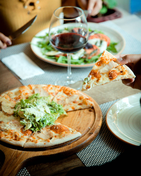 caesar pizza on the table - Фото, зображення