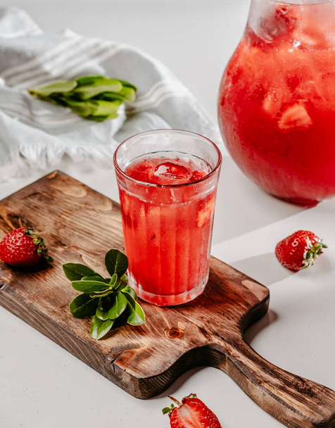 strawberry lemonade on the table - Foto, Imagem