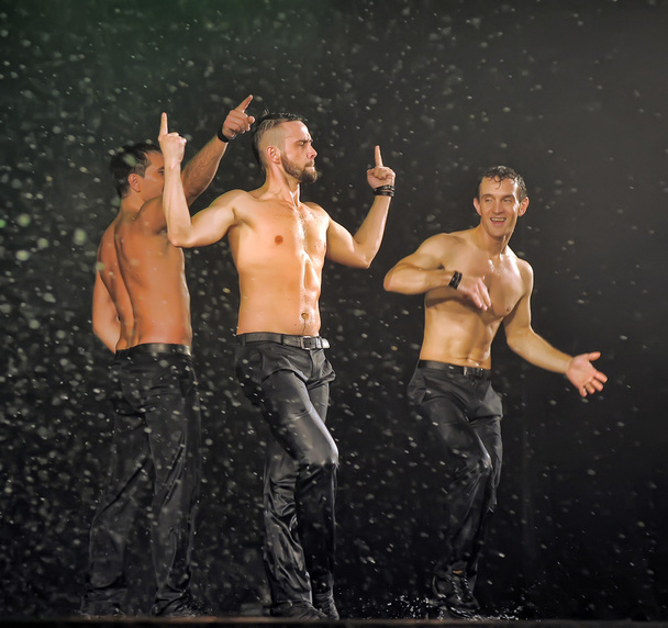 Male dancers in the rain - Fotoğraf, Görsel