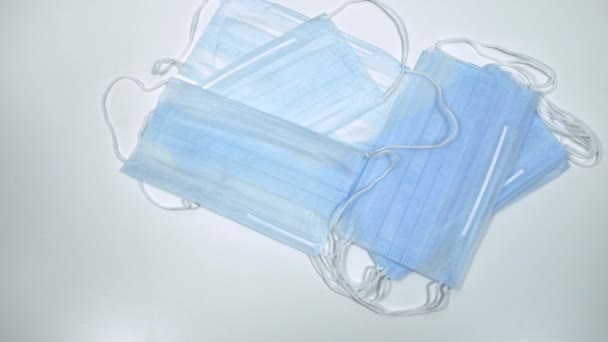 Maski chirurgiczne podnoszone przez ręce w rękawiczkach medycznych lateksowych - Materiał filmowy, wideo