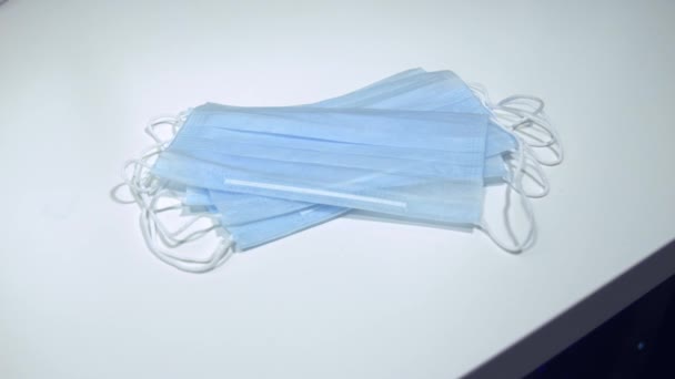 Χειρουργικές μάσκες που μαζεύονται από τα χέρια σε λατέξ ιατρικά γάντια - Πλάνα, βίντεο