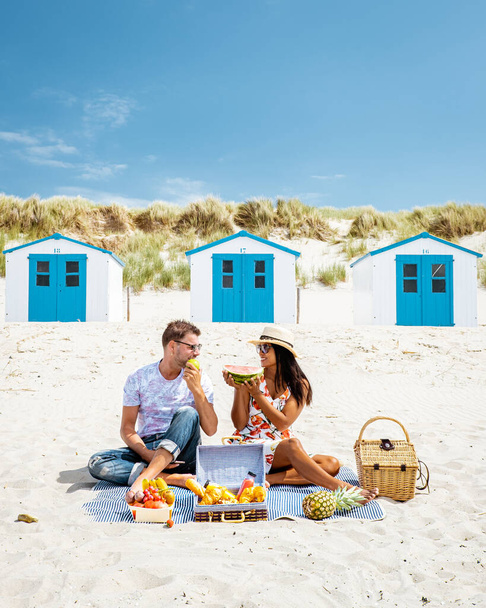 Picnic sulla spiaggia Texel Paesi Bassi, coppia che fa un picnic sulla spiaggia di Texel con sabbia bianca e casa colorata
 - Foto, immagini