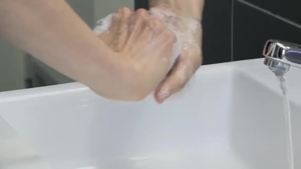 πλύνετε τα χέρια σας, πλύσιμο στο χέρι, σχολαστικό πλύσιμο των χεριών στο νεροχύτη, τρίψιμο των δακτύλων σας καλά, ταιριάζει με την υγιεινή - Πλάνα, βίντεο