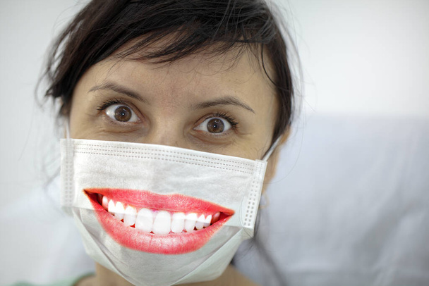 Konzept der Coronavirus-Quarantäne, neues Virus - Covid-19, Frau drängt alle, Masken zu tragen, die Maske zeigt ein schönes Lächeln - Foto, Bild