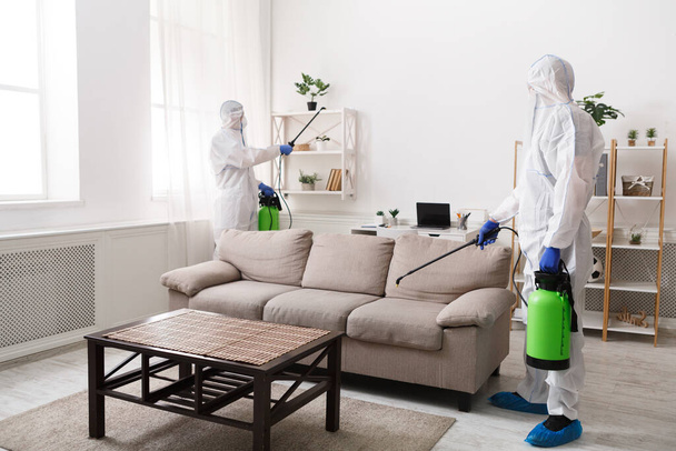 Tüm evlerin dezenfektan spreyli profesyonel temizlik. - Fotoğraf, Görsel