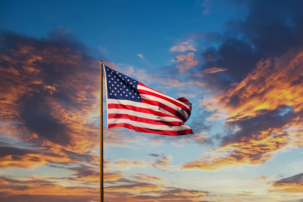 Американский флаг на старом флагштоке на закате
 - Фото, изображение