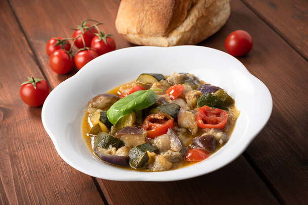 Sopa vegetariana deliciosa com abobrinhas, berinjelas e tomates
  - Foto, Imagem