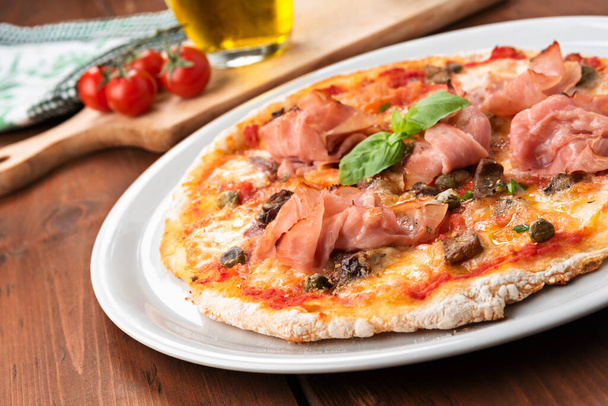 Leckere italienische Pizza mit Schinken  - Foto, Bild