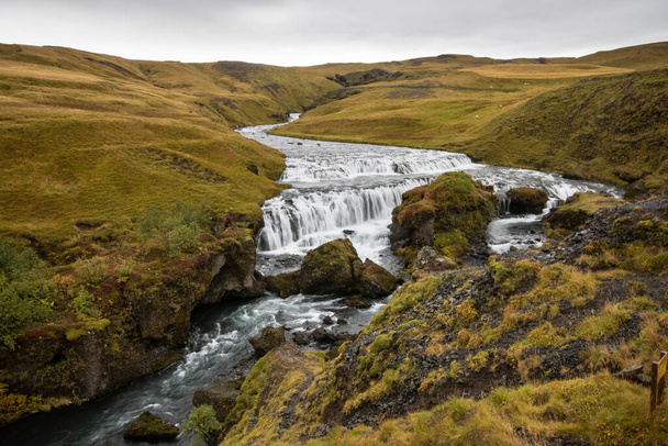 高地にあるアイスランドの川 - 写真・画像