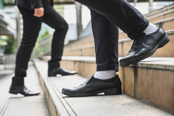 Uomini d'affari che camminano sulle scale Con uno sfondo alla metropoli Finanza, applicazione
 - Foto, immagini
