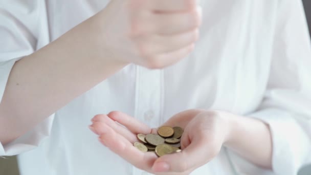 Mujer poniendo moneda en la mano, presupuesto de planificación, ahorros financieros. Crisis económica
 - Imágenes, Vídeo