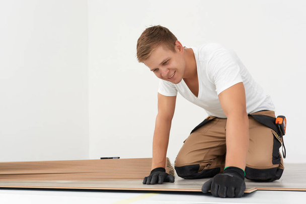 Male worker installing laminate flooring - Zdjęcie, obraz