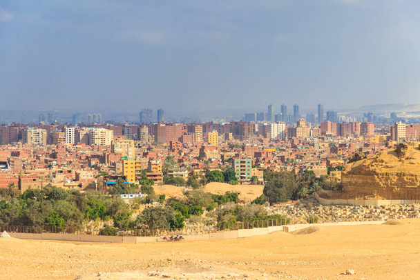 Widok na miasto Kair, stolica Egiptu z płaskowyżu Giza - Zdjęcie, obraz