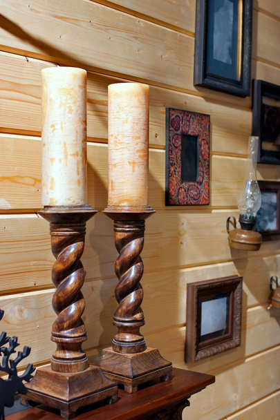 Dois castiçal de madeira decorativo na lareira
 - Foto, Imagem
