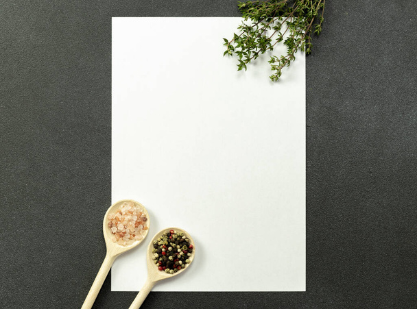 Wooden spoons with seasonings and herbs on the wooden board - Foto, Bild