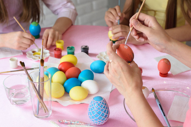 Rodzina ozdabia jaja kurze na stole na Wielkanoc, zbliżenie - Zdjęcie, obraz