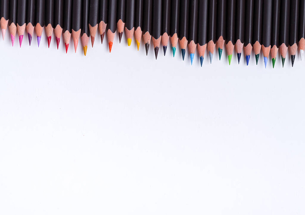 Живопись многоцветных границ из красочных карандашей для художественного творчества на белом фоне. Плоский лежал
 - Фото, изображение