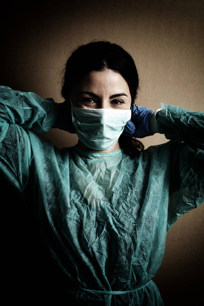 Krankenschwester, die Coronavirus-Patienten behandelt, zieht die Schutzmaske ab - Foto, Bild
