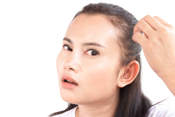 Закрыть руки женщины держа проблему выпадения волос для ухода за шампунем и концепция косметики
 - Фото, изображение