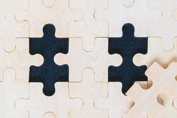 Крупный план Съемка деревянных головоломок на черном фоне, Бизнес-концепция
 - Фото, изображение