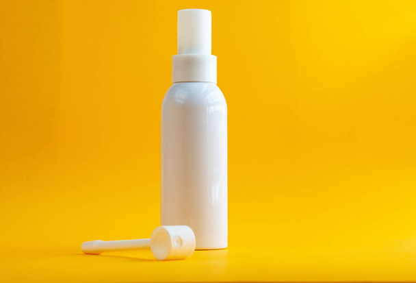 Spray gegen Drüsenentzündung auf orangefarbenem Hintergrund. - Foto, Bild