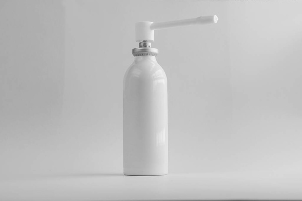 Spray gegen Halsschmerzen auf schwarz-weißem Hintergrund. - Foto, Bild