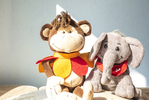 Juguetes rellenos elefante y mono, concepto de amistad
. - Foto, Imagen
