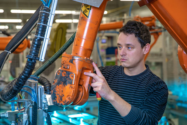 entretien de base des bras robotiques en usine
 - Photo, image