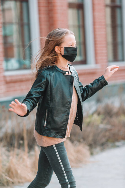 Dívka v masce chránit proti Coronavirus a uchopení - Fotografie, Obrázek