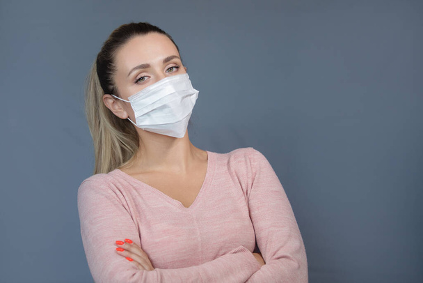 Mujer con máscara médica. Coronavirus. Covid-19. 2019-ncov. Síntomas de gripe, fiebre, pandemia, epidemia. - Foto, imagen