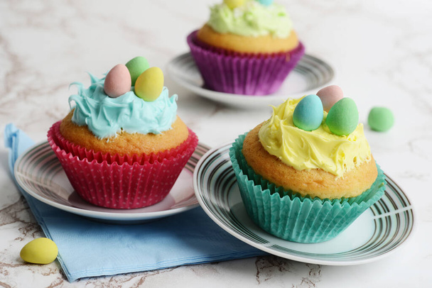 closeup easter cupcakes on small plates - Foto, afbeelding