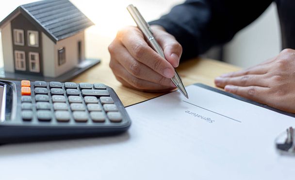 Les hommes d'affaires financiers calculent et analysent les coûts d'investissement immobilier, Business Financing Accounting Concept
. - Photo, image