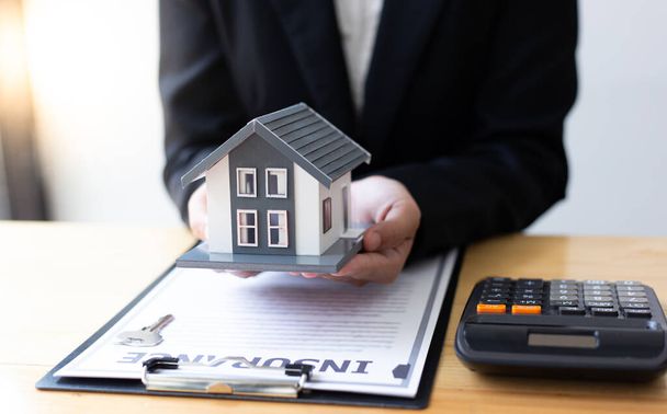 Otthoni értékesítési ügynökök és lakásbiztosítás védi és védi a lakosok szigorú politika biztosítja az ügyfelek kiváló szolgáltatás, Property Insurance és biztonsági koncepció. - Fotó, kép