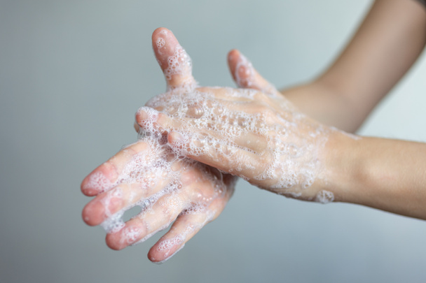 Πλύσιμο χεριών με αφρώδες σαπούνι, προστασία από τον κορωνοϊό. Κλείσε. - Φωτογραφία, εικόνα