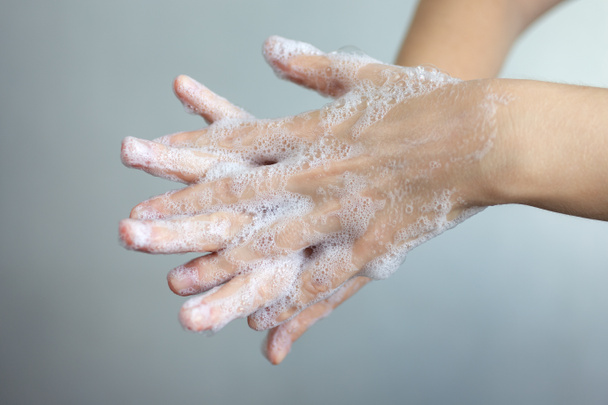 Köpüklü sabunla el yıkama, koronavirüse karşı koruma. Kapat. - Fotoğraf, Görsel