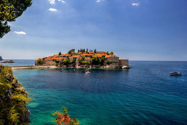 Sveti Stefan isla en Budva en un hermoso día de verano, Montenegro - Foto, Imagen